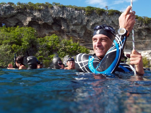 William Trubridge (NZL) completes a 85m dive in the CNF category and indicates he is "OK"